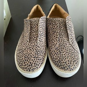 Universal Thread cheetah platform flats-size 7